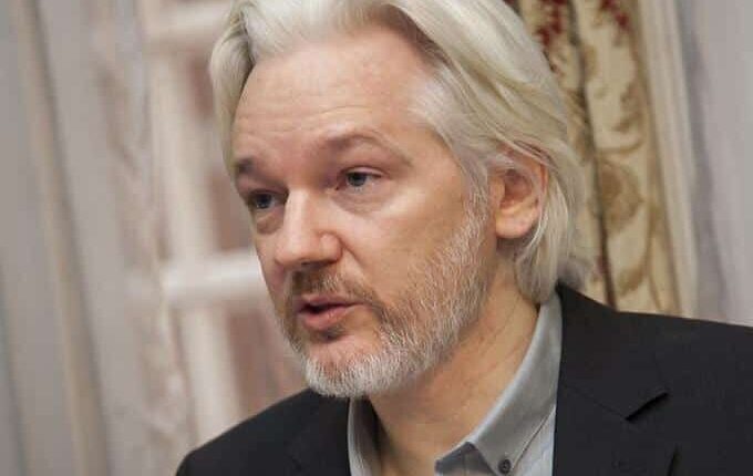 Assange è libero il fondatore di WikiLeaks ha patteggiato con gli Usa e ha lasciato il Regno Unito