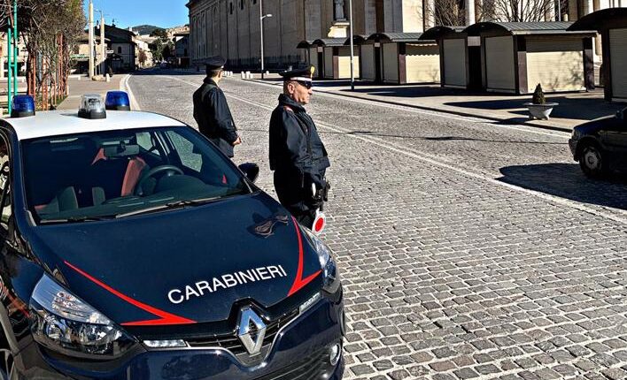 Assisi: armato di coltello minaccia il titolare di un bar, denunciato dai Carabinieri.