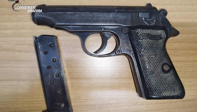 Avola: a spasso con la pistola sotto il sellino dello scooter e oltre 100 grammi di cocaina.