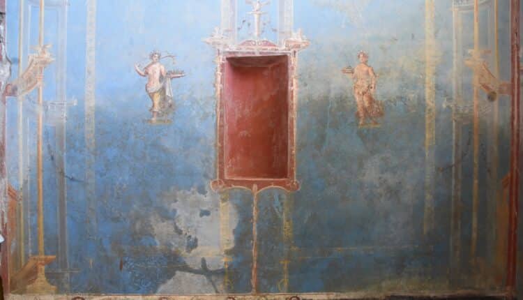 Pompei (NA): scavi nella Regio IX rivelano un sacrario con pareti blu