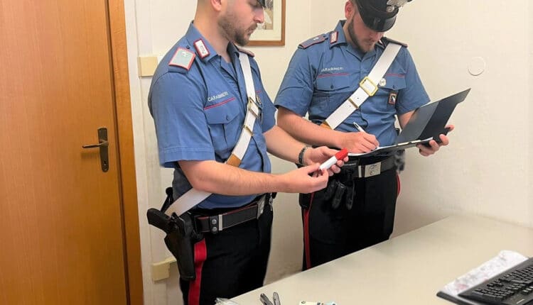 Bologna: intervengono per una lite in strada ma trovano droga ed oggetti atti ad offendere, arrestati un italiano e uno straniero.