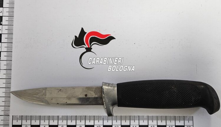Bologna: pugnalato alla schiena durante una lite, arrestato 50enne italiano.