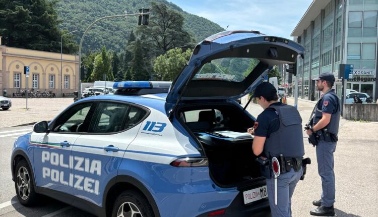 Bolzano: danneggia autovetture in sosta in zone diverse della città e minaccia gli agenti.