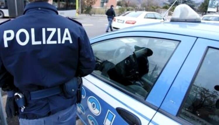 Bolzano: donna ruba capi d'abbigliamento in un negozio del centro.