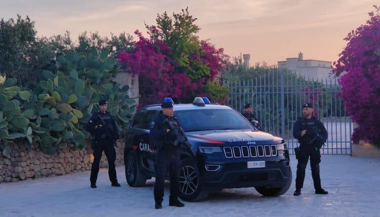 Ostuni, 7 cani e un'anziana intrappolati in casa in fiamme: salvati dai Carabinieri delle S.O.S