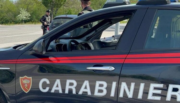 Castello di Cisterna: due pusher in manette in poche ore, Carabinieri presidiano il territorio, sequestrate oltre cento dosi.