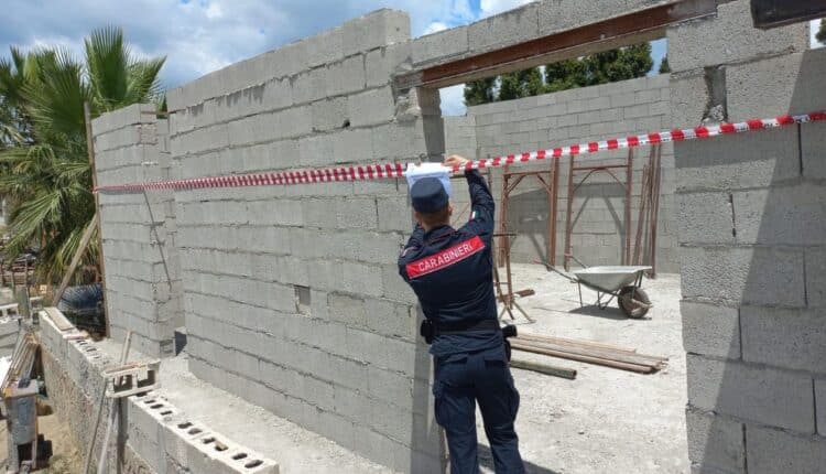 Catanzaro: irregolarità e assenza di autorizzazioni edilizie e paesaggistiche.