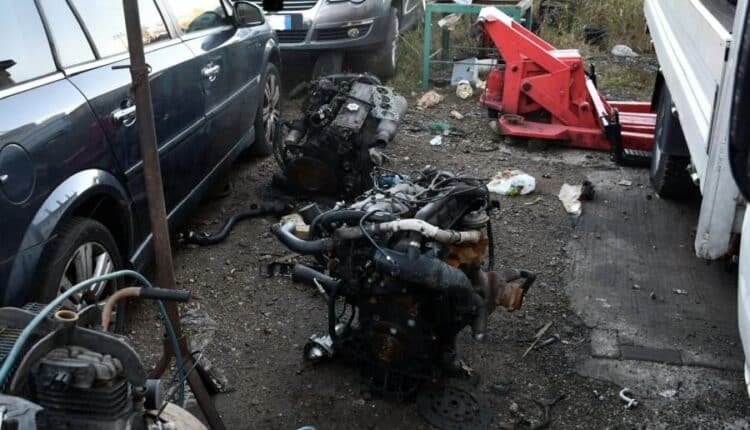 Pordenone, apre un'autofficina abusiva in casa: denunciato il proprietario