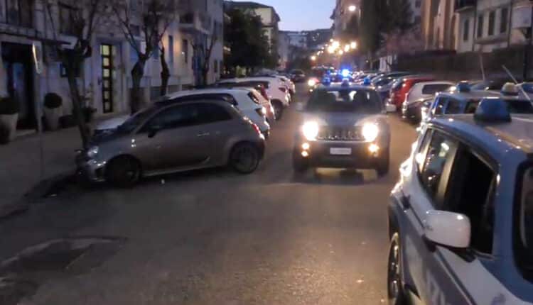 Cosenza: un uomo minaccia i passanti armato di un grosso coltello, bloccato dai Poliziotti.