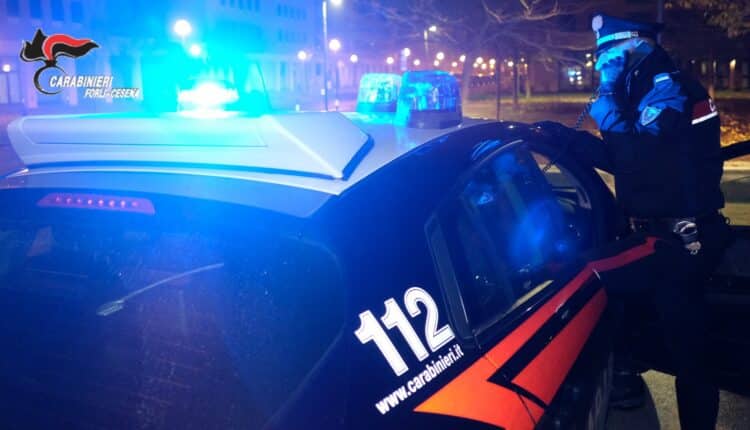 Forlì, prima colpisce con una bottiglia rotta il suo coinquilino e poi si arma di un coltello: arrestato un uomo