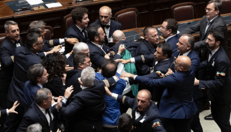 Dopo la rissa in Aula le opposizioni sul piede di guerra martedì scenderanno in piazza a Roma