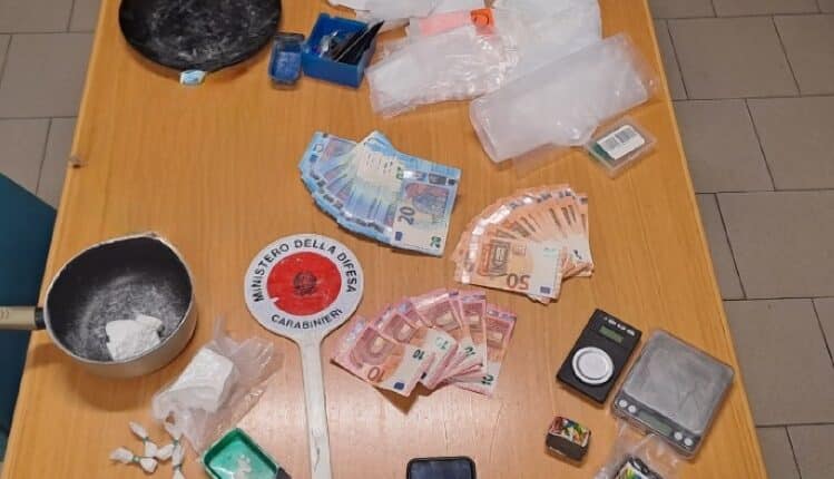 Forlì: insospettabile 64enne arrestato dai carabinieri, in casa aveva un bazar della droga.