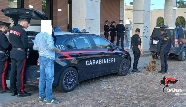 Forlì, un gruppo di giovani disturbano i viaggiatori: intervengono i Carabinieri