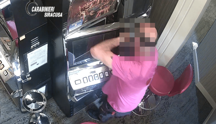 Siracusa, dipendente sorpreso a rubare con uno stratagemma le slot machines: arrestato 59enne