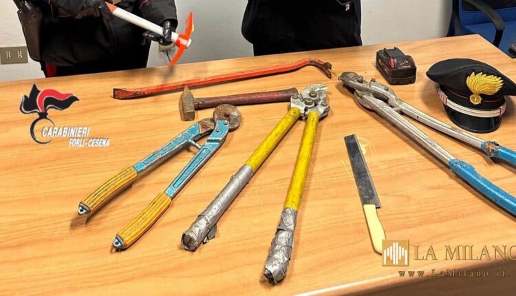 Forlì, tra i parcheggi del centro commerciale in giro un furgone pieno di mazze, flessibili e arnesi da scasso: denunciati 3 stranieri