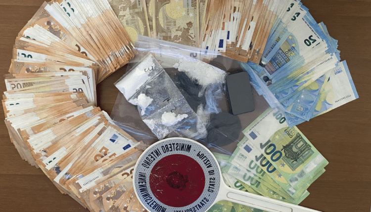 Bolzano, pusher nasconde cocaina in un tombino: arrestato 28enne