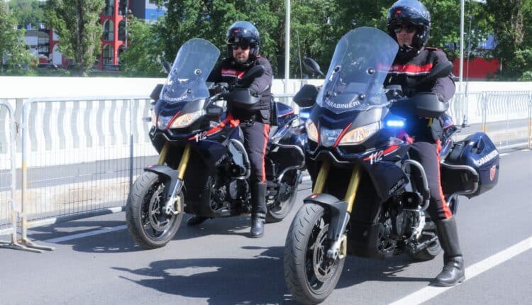 Imola: ricevere un messaggio sul telefono e tenta il suicidio, ma l'amico e i Carabinieri lo salvano.