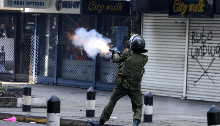 Kenya, assalto al Parlamento almeno 10 morti, edificio in fiamme