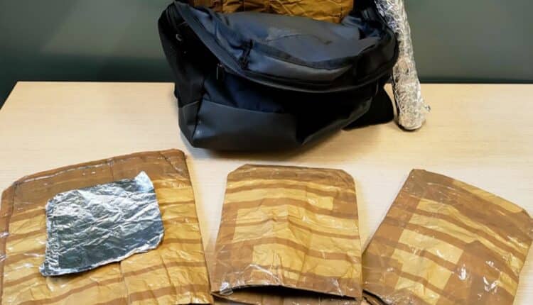 Milano: entrano nei negozi con borse schermate e rubano capi di abbigliamento, la Polizia di Stato arresta tre persone.