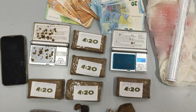 Milano: la Polizia di Stato ha arrestato un cittadino italiano di 23 anni per detenzione ai fini di spaccio di sostanza stupefacente.