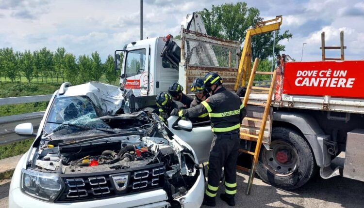 Modena: guida ubriaco in tangenziale finendo fuori strada, denunciato.