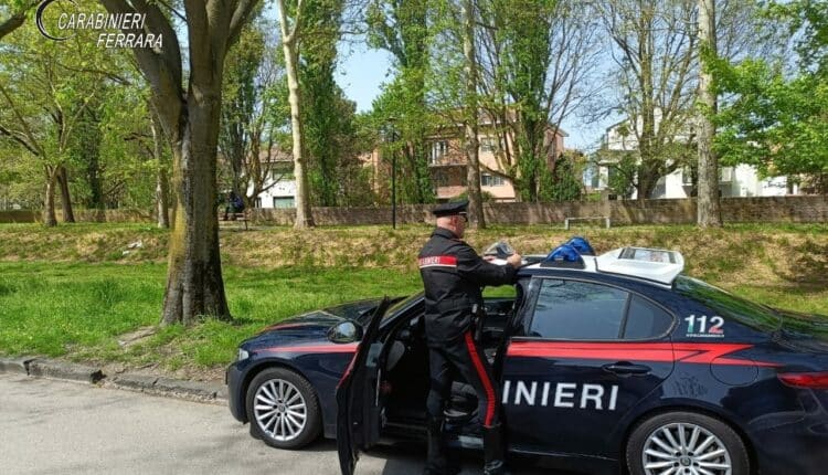 Ferrara, spacciava droga in un parcheggio: arrestato 29enne straniero