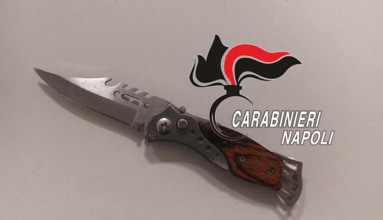 Napoli: coltelli, un arresto e due mezzi sequestrati a piazza Dante durante i controlli dei Carabinieri