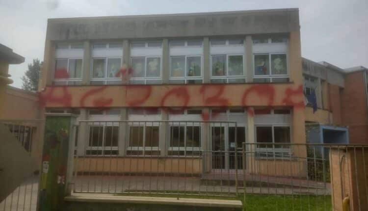 Modena, imbratta con scritte no vax una scuola sede di seggio: denunciata una 62enne