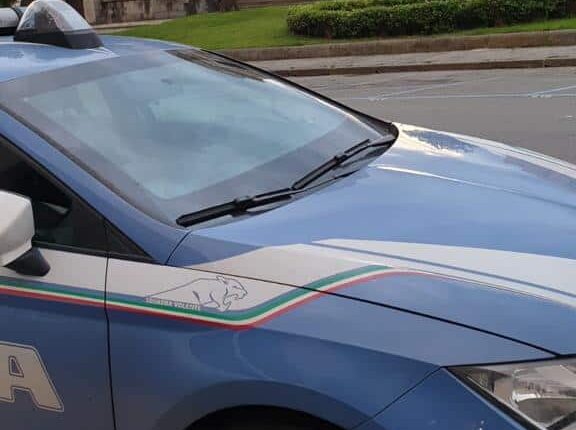 Genova, strappa la collanina d'oro ad un uomo seduto al bar e fugge: arrestato 21enne