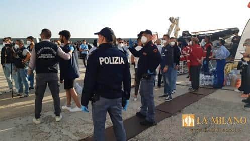 Crotone: sbarco di migranti, in carcere tre scafisti egiziani