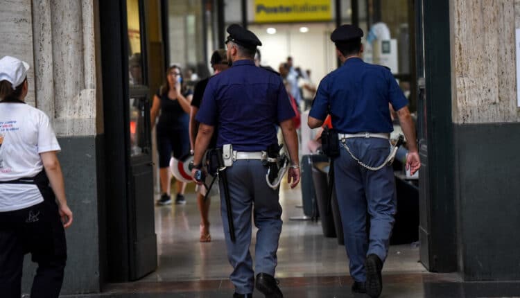 Milano, ruba un trolley a bordo treno: la Polizia di Stato arresta un 23enne