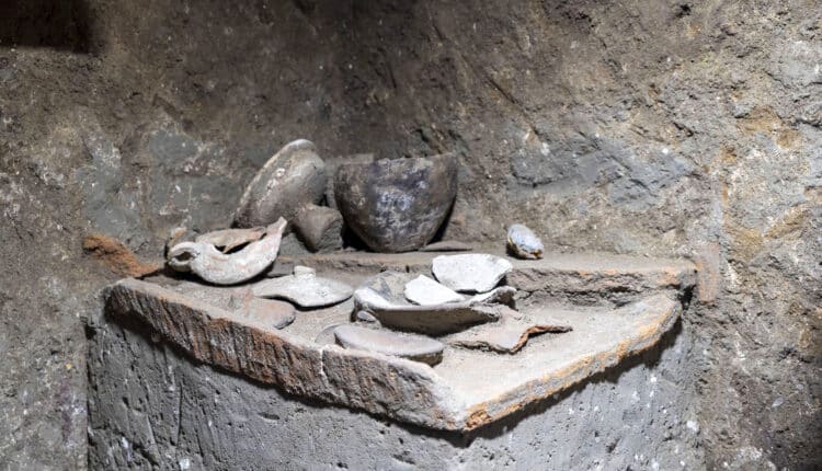 Pompei: ultima scoperta, gli attrezzi di un carpentiere in un ambiente servile della Villa di Civita Giuliana.