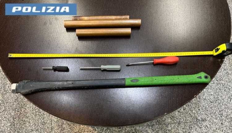 Roma: intenti a commettere furti su auto in sosta, la Polizia di Stato ha tratto in arresto tre persone gravemente indiziate dei reati di lesioni aggravate e resistenza a Pubblico Ufficiale.