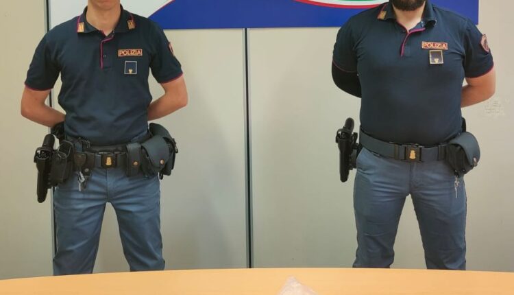 Roma: la Polizia di Stato arresta 8 persone gravemente indiziate del reato di detenzione ai fini di spaccio di sostanze stupefacenti.