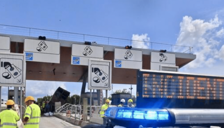 Rosignano (Livorno), incidente al casello autostradale tre morti