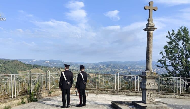 Sant'Arcangelo: minaccia di gettarsi dal terrazzo della propria abitazione.