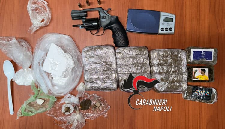 Secondigliano: carabinieri setacciano le strade del quartiere, trovata droga e una pistola.