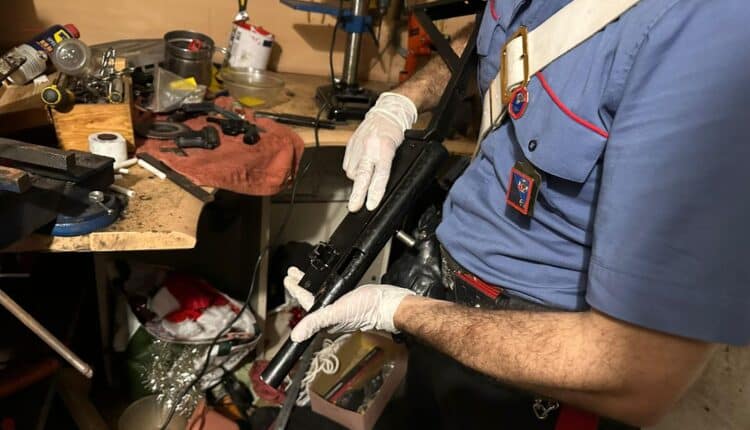 Roma, trovato un laboratorio clandestino per la fabbricazione di armi: arrestato 22enne cubano