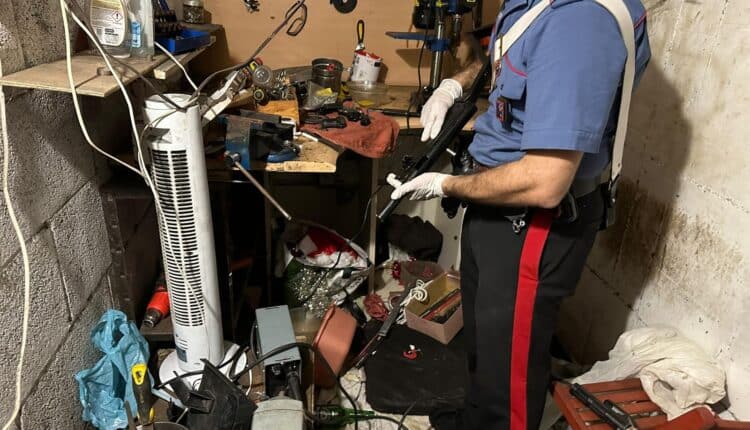 Roma, trovato un laboratorio clandestino per la fabbricazione di armi: arrestato 22enne cubano