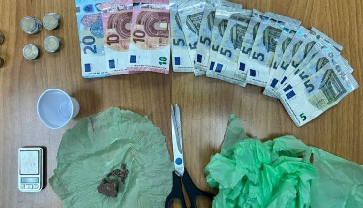 Taranto: attività antidroga due arresti della Polizia di Stato, sequestrate dosi di eroina e hashish.