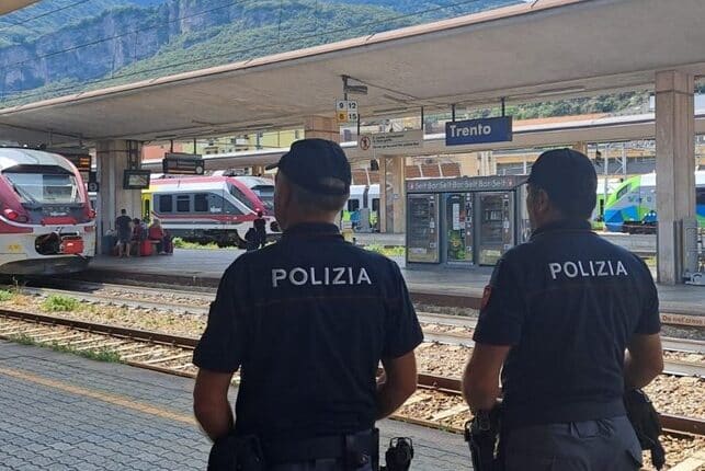 Trento: attraversa i binari in stazione ed aggredisce gli Agenti intervenuti per sanzionarlo, giovane arrestato dalla Polizia di Stato.
