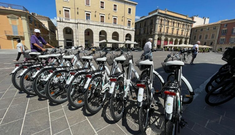 Teramo, il Comune aderisce al progetto e-bike sharing: 70 bici elettriche a disposizione ai cittadini e turisti