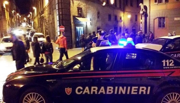 Napoli, rapina a mano armata nel traffico della movida: arrestato 24enne