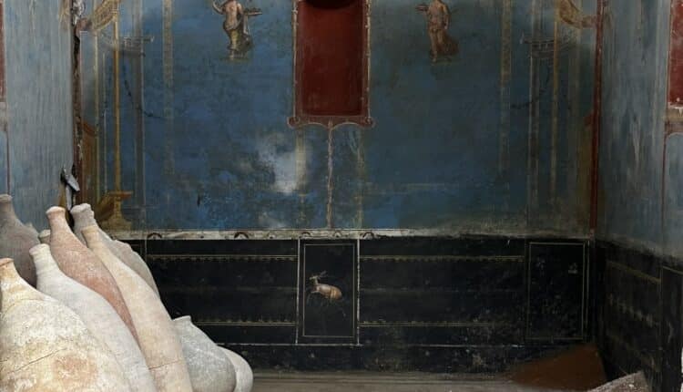 Pompei (NA): scavi nella Regio IX rivelano un sacrario con pareti blu