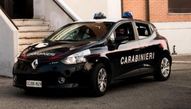 Modena, la perseguita e sfonda la porta di casa della sua ex: in carcere 34enne