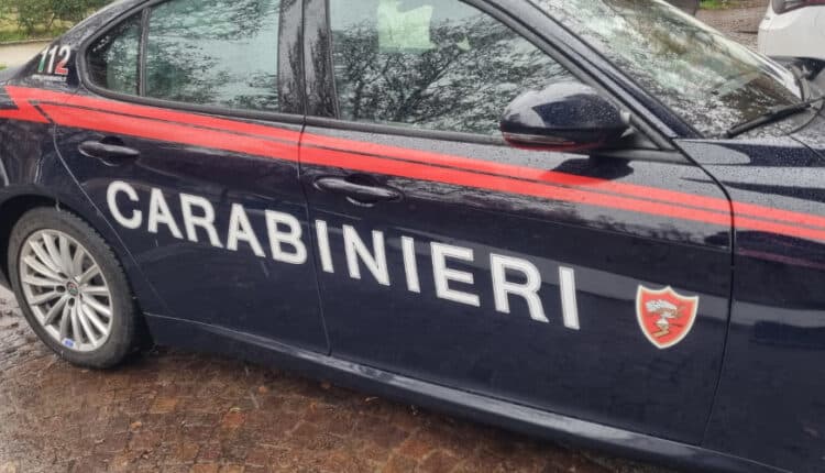 Cremona, minaccia e picchia i genitori e la sorella per soldi: arrestato 31enne