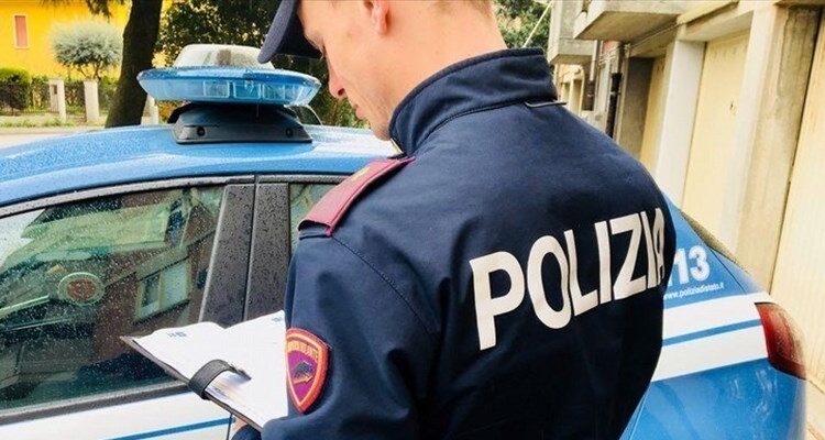 Torino, prende a pugni e cerca di strangolare la moglie: arrestato un uomo