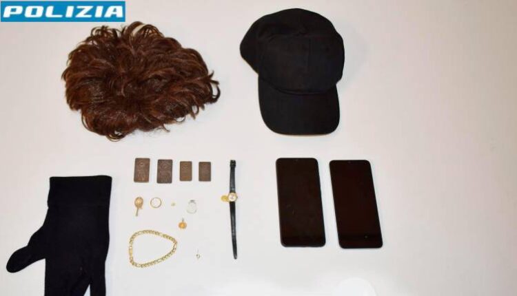 Forlì, in giro con parrucca e cappello per truffare gli anziani: denunciato un uomo