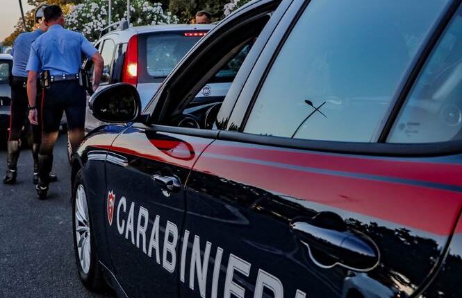 Maddaloni, blocca due treni e danneggia le auto con una chiave inglese: denunciato 36enne