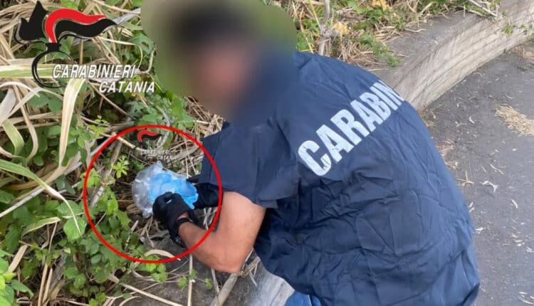 Catania: rifornisce i clienti alla guida di uno scooter, giovane pusher arrestato